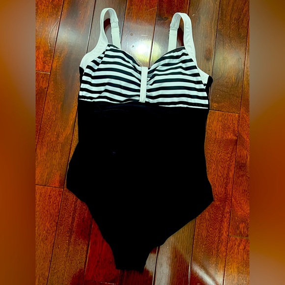 NWT Striped Black and White One Piece Swimsuit swimsuit, size L - Picture 1 of 5